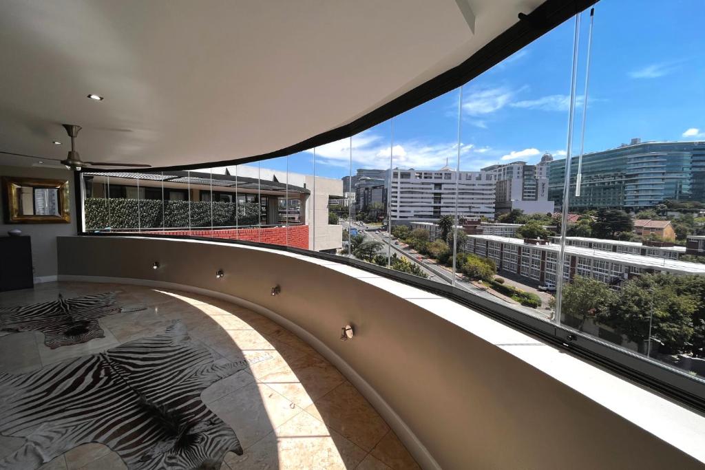 uma vista do topo de um edifício com uma grande janela em Luxury Penthouse In The Heart Of Sandton em Joanesburgo