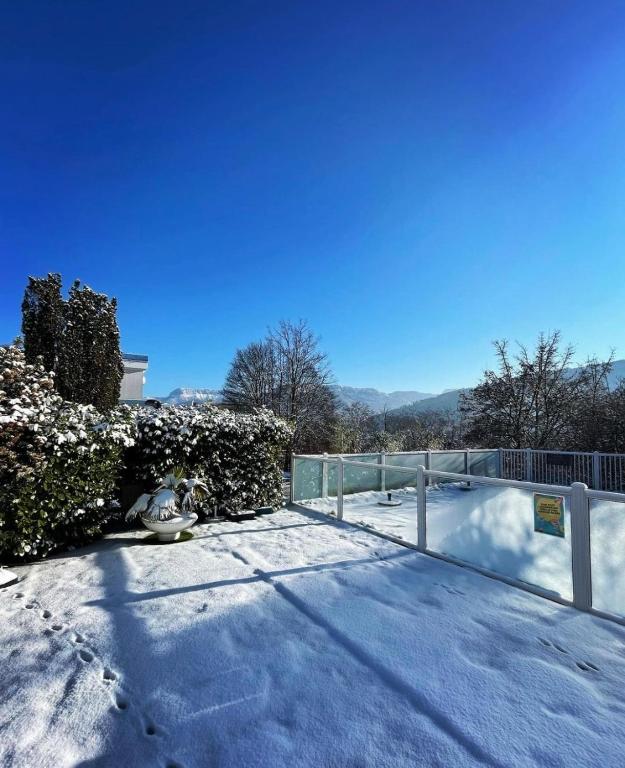 Mercure Annecy Sud v zimě