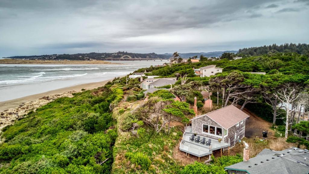 une maison sur une colline à côté d'une plage dans l'établissement Ford House, à Waldport