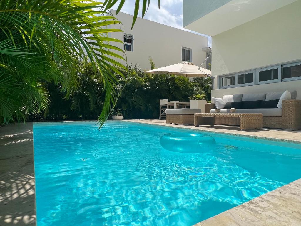 プンタ・カナにあるStylish Luxury San Juan Lakes Villa in Gated Community in Downtown Punta Cana With Private Poolの庭の青球付きスイミングプール