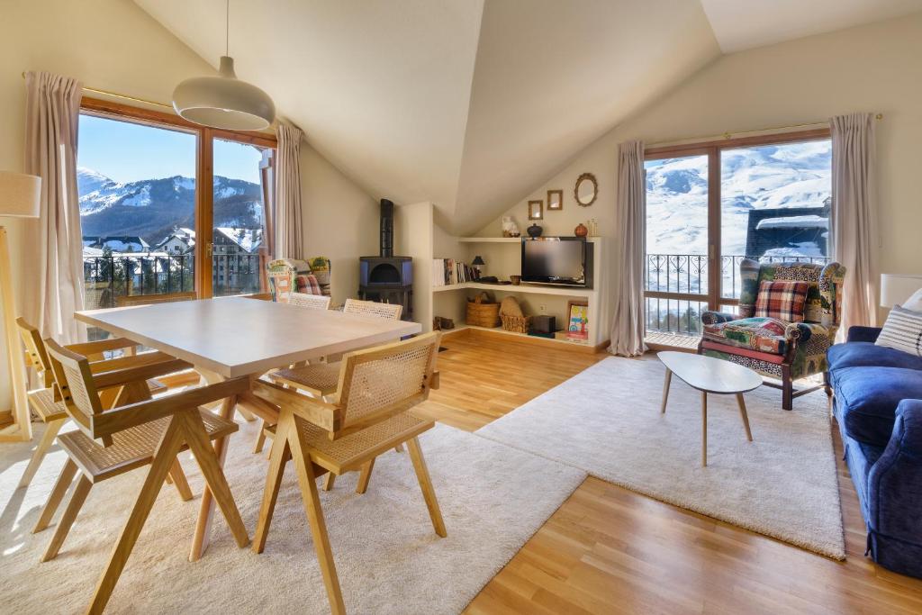 福米加尔Montesqui Formigal, exclusivo ático con vistas a pistas, guardaesquis y garaje的客厅配有桌椅