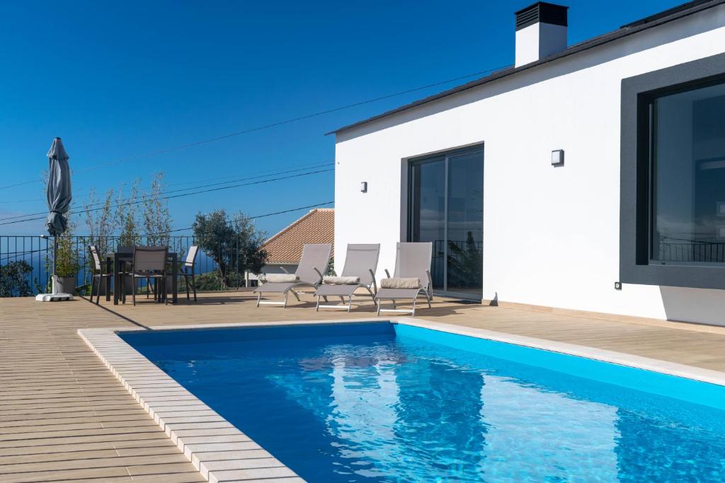 Bazén v ubytování Villa Encina, casa familiar, piscina e vista mar nebo v jeho okolí