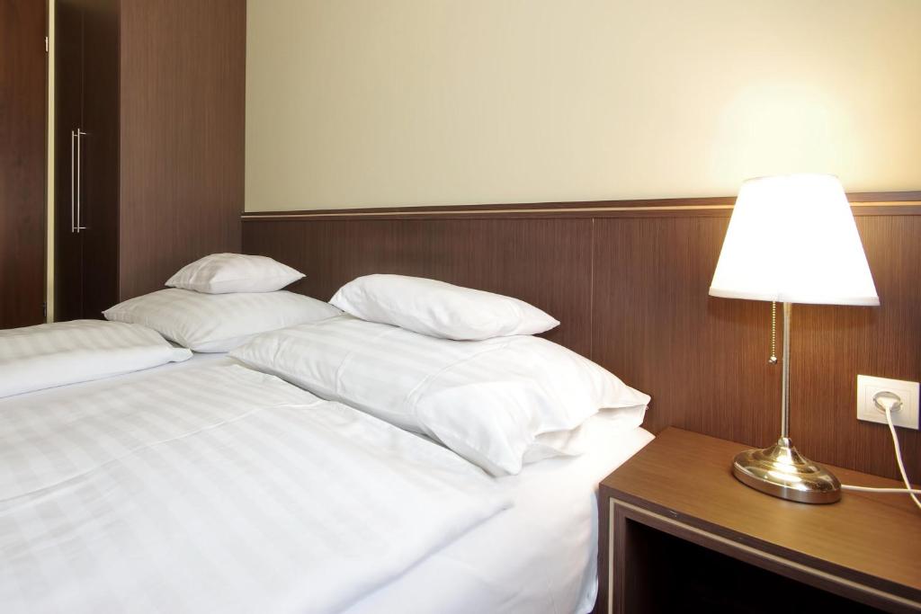 Łóżko lub łóżka w pokoju w obiekcie Corvin Apartman