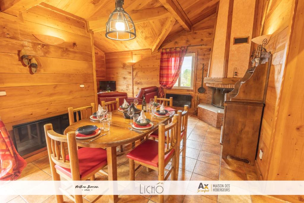 een eetkamer met een tafel en stoelen in een hut bij Les Balcons Montagnards in Ax-les-Thermes