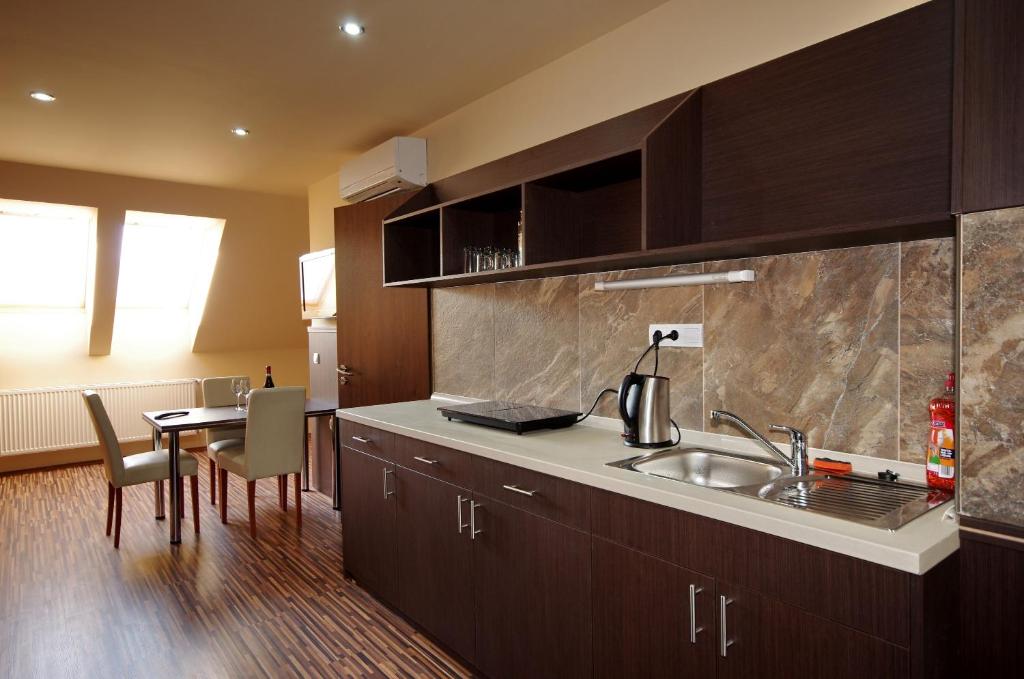 Kuchnia lub aneks kuchenny w obiekcie Corvin Apartman
