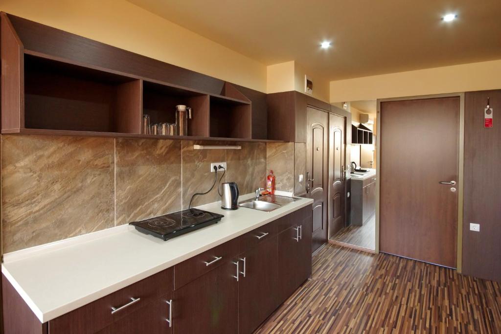 Kuchnia lub aneks kuchenny w obiekcie Corvin Apartman