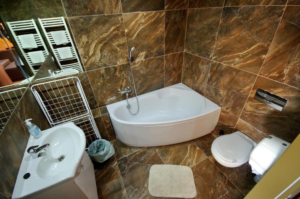 Łazienka w obiekcie Corvin Apartman