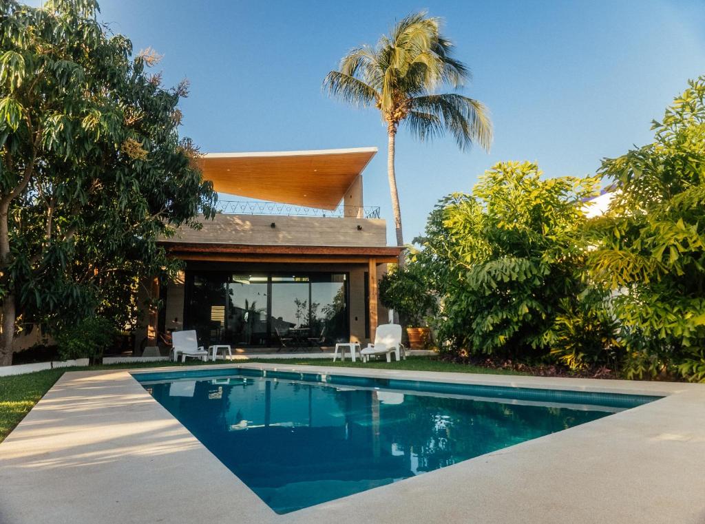ein Haus mit einem Swimmingpool im Hof in der Unterkunft Casa Pelicano in Puerto Escondido