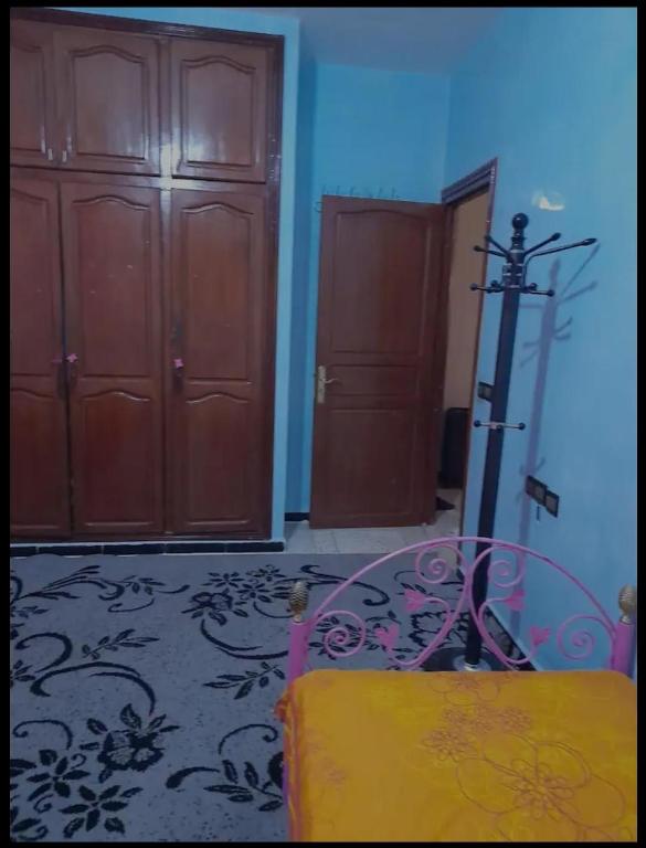 Narjis hay ryad fes في فاس: غرفة ذات بابين بني وسرير أصفر
