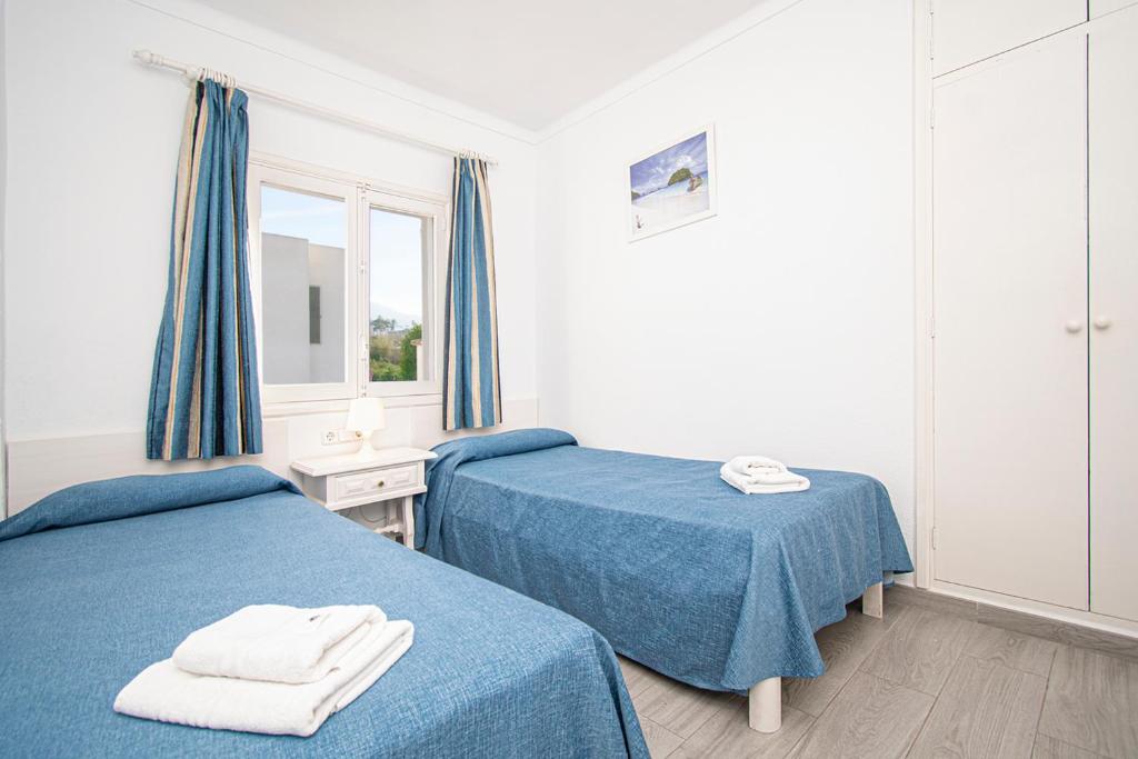 Posteľ alebo postele v izbe v ubytovaní Apartamentos Falcó