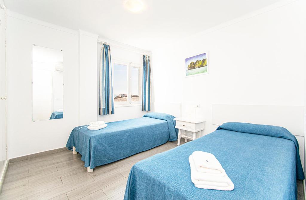 Posteľ alebo postele v izbe v ubytovaní Apartamentos Falcó