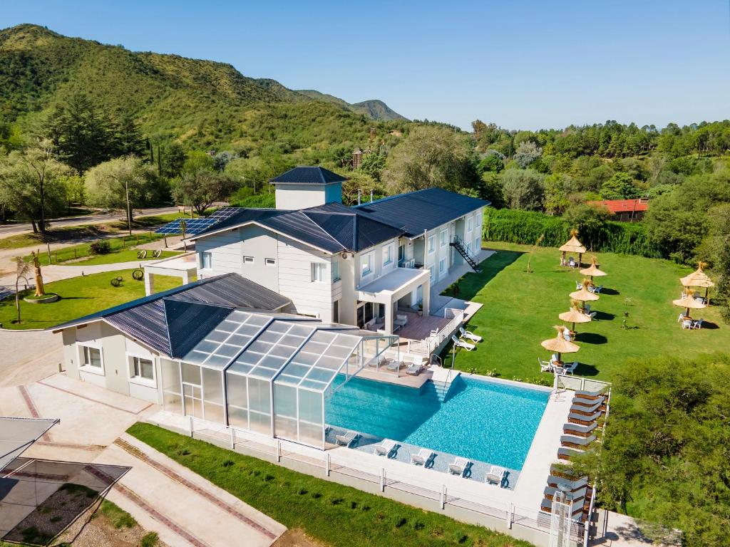 uma vista aérea de uma villa com piscina em StradivariuS Hotel Boutique em Villa General Belgrano