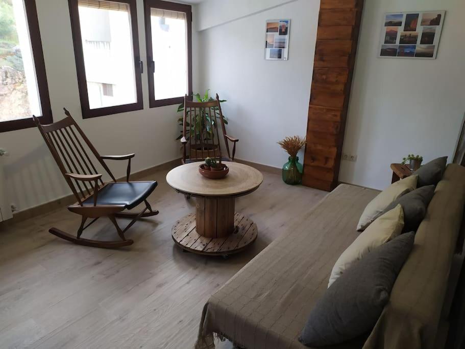een woonkamer met een bank en een tafel bij Vivienda turística Ca Lola in Vilafames