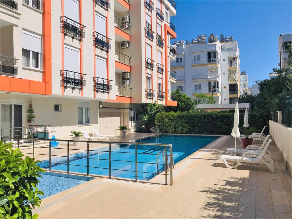 un appartamento con piscina in un edificio di Antalya Konyaaltı Liman A5- Denize Yakın a Antalya (Adalia)