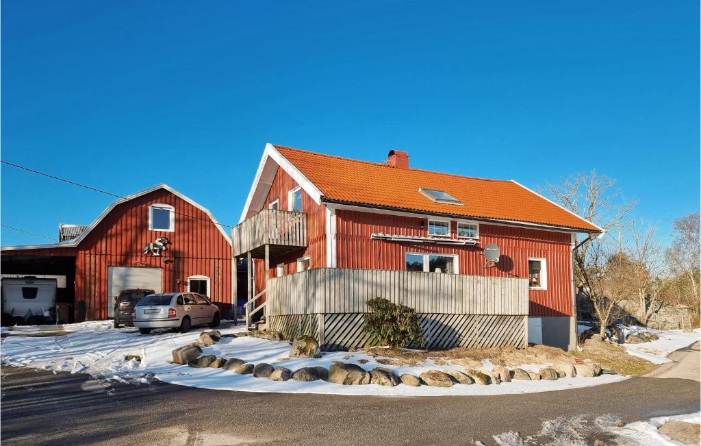a red barn with a car parked in front of it at 3 Bedroom Stunning Home In Kllekrr in Fagerfjäll Tjörn