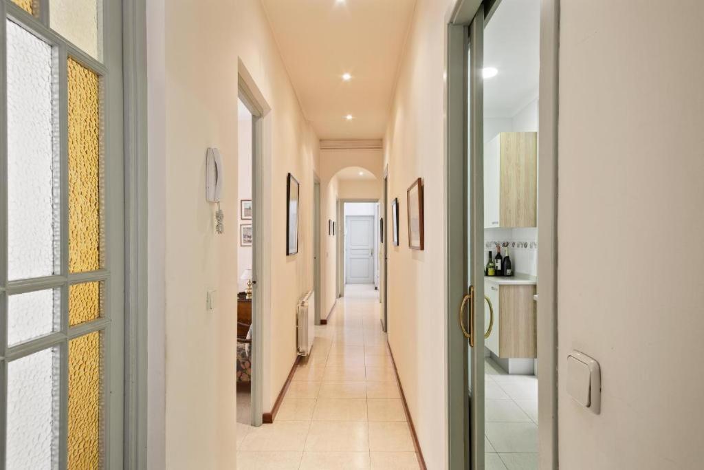 a corridor of a hallway with a door and a hallway at Apartament Centre Vila Figueres in Figueres