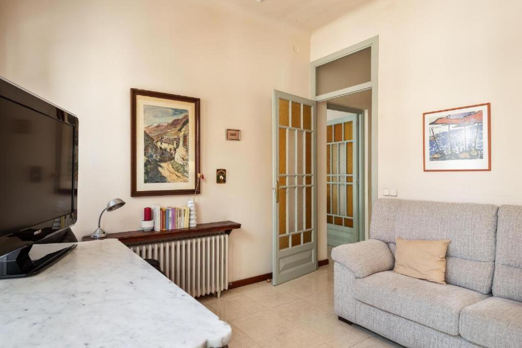 Televízia a/alebo spoločenská miestnosť v ubytovaní Figueres Old town apartment