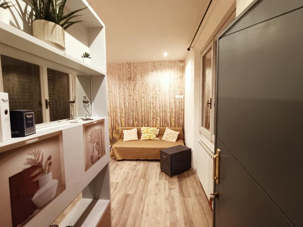Habitación pequeña con cama en habitación en SantaBarbara, en Meleto
