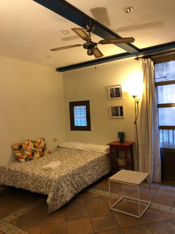 Posteľ alebo postele v izbe v ubytovaní Estudio Casco antiguo Tarragona
