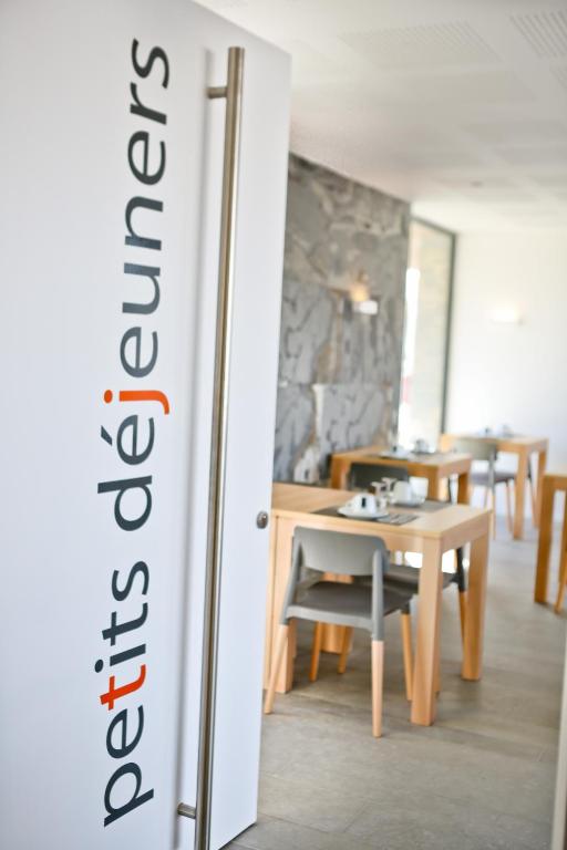 Restaurant ou autre lieu de restauration dans l'établissement Hotel Restaurant Santiago