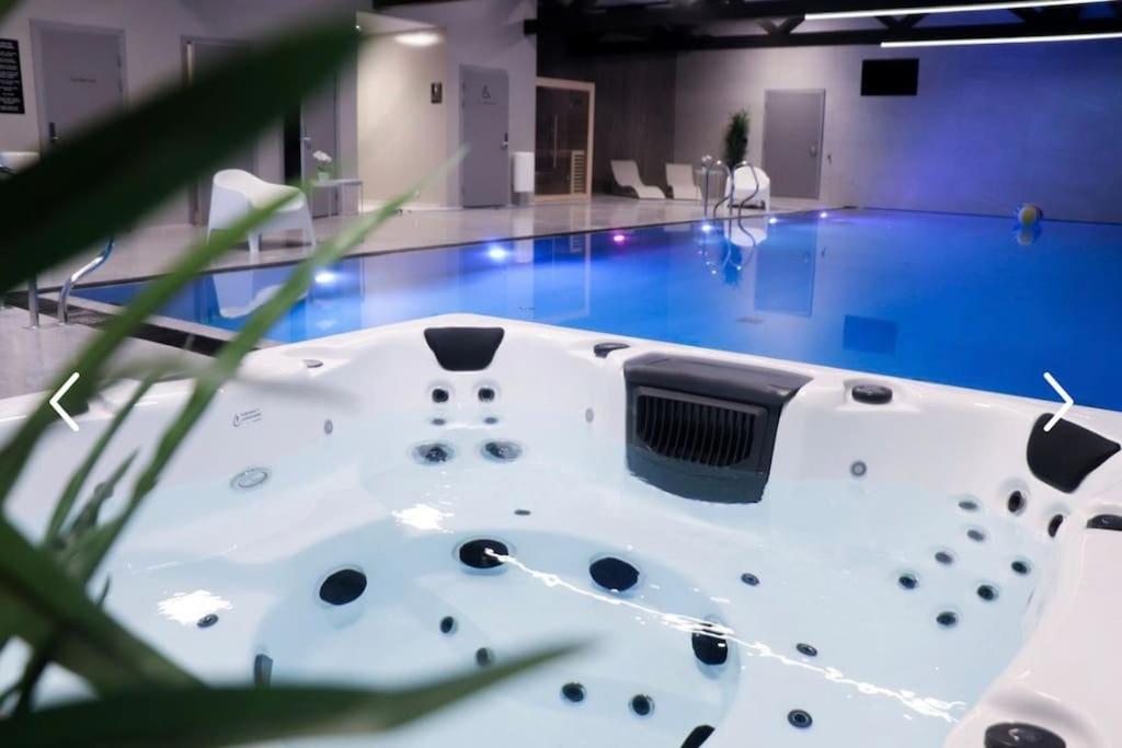 una grande piscina in una camera spaziosa di Ferie bolig på Sørlandet a Kristiansand