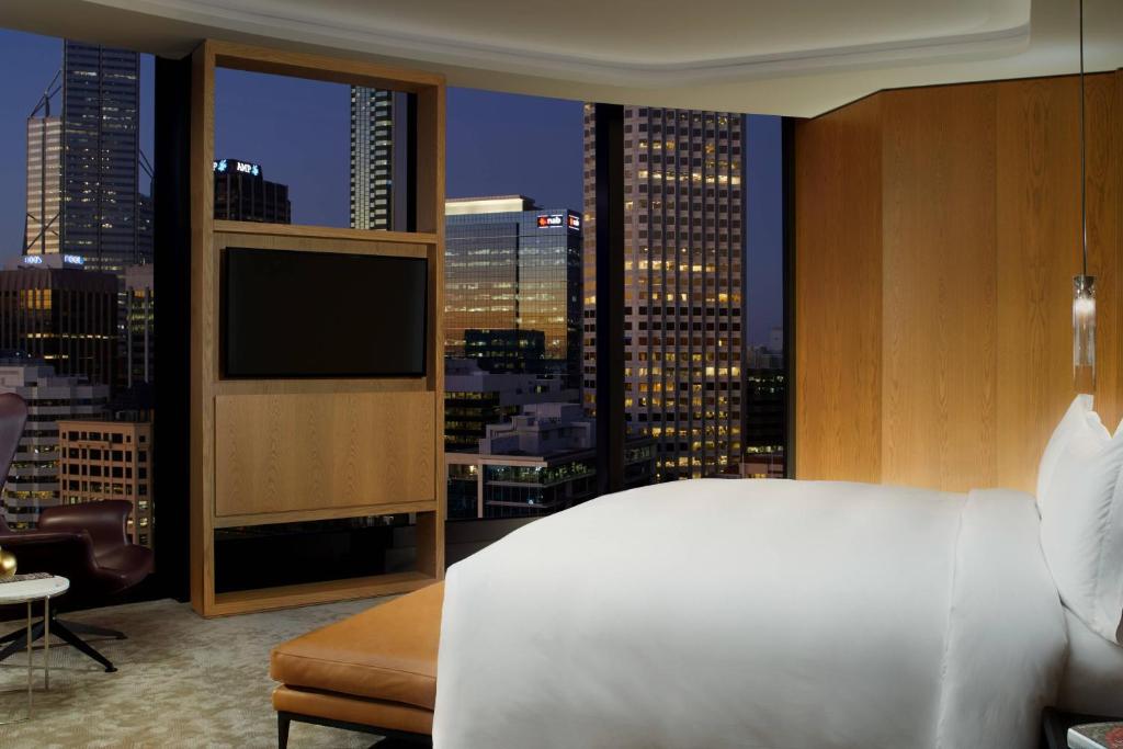 Postel nebo postele na pokoji v ubytování The Ritz-Carlton, Perth