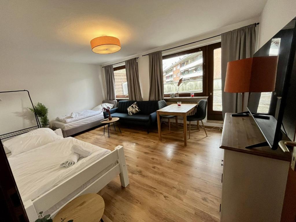 - un salon avec un lit et un canapé dans l'établissement Apartment mit großer Terrasse, à Neumünster