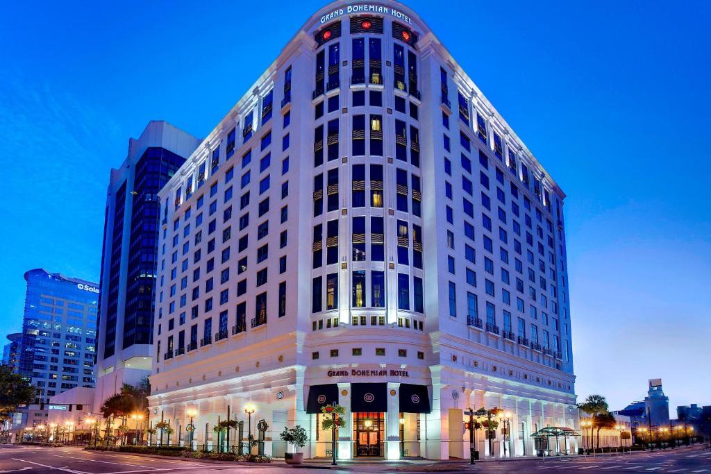 um edifício branco alto com muitas janelas em Grand Bohemian Hotel Orlando, Autograph Collection em Orlando