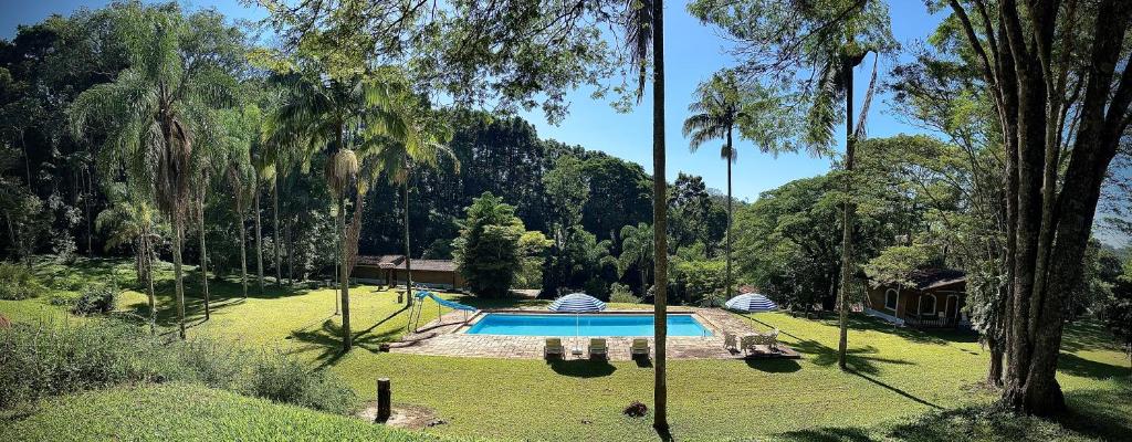 basen w ogrodzie z drzewami w obiekcie Sítio Mato Dentro w mieście Atibaia
