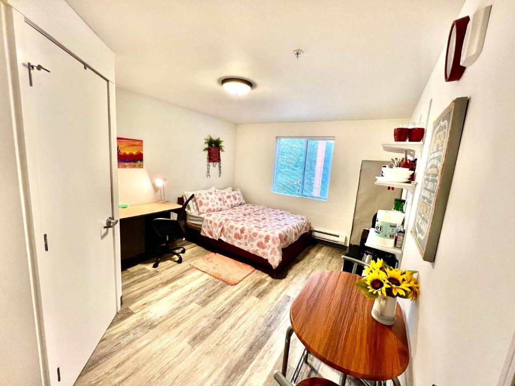 um quarto com uma cama, uma secretária e uma mesa em Apartment in University District- Micro Studio em Seattle