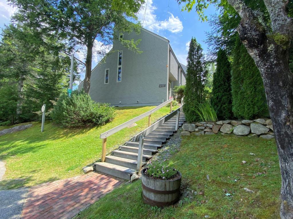 ein Haus mit einer Treppe, die zu einem Haus führt in der Unterkunft R7 Ski-in Ski-out Bretton Woods Townhome on 2-mile home trail Mt Washington views in Carroll