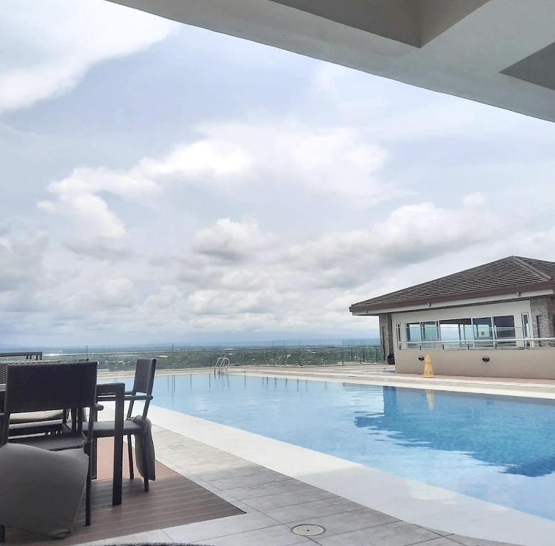 Piscina a Condo with direct access to shopping mall in Bacolod City o a prop