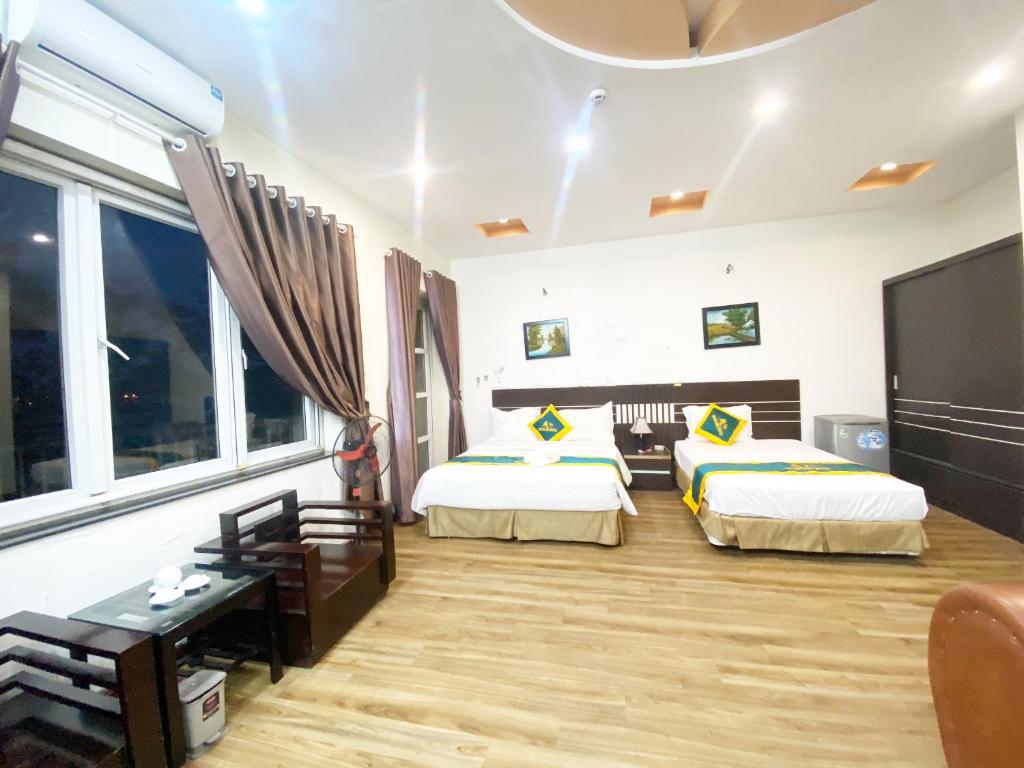 Gulta vai gultas numurā naktsmītnē WestLake 215 Trich Sai Hotel - by Bay Luxury