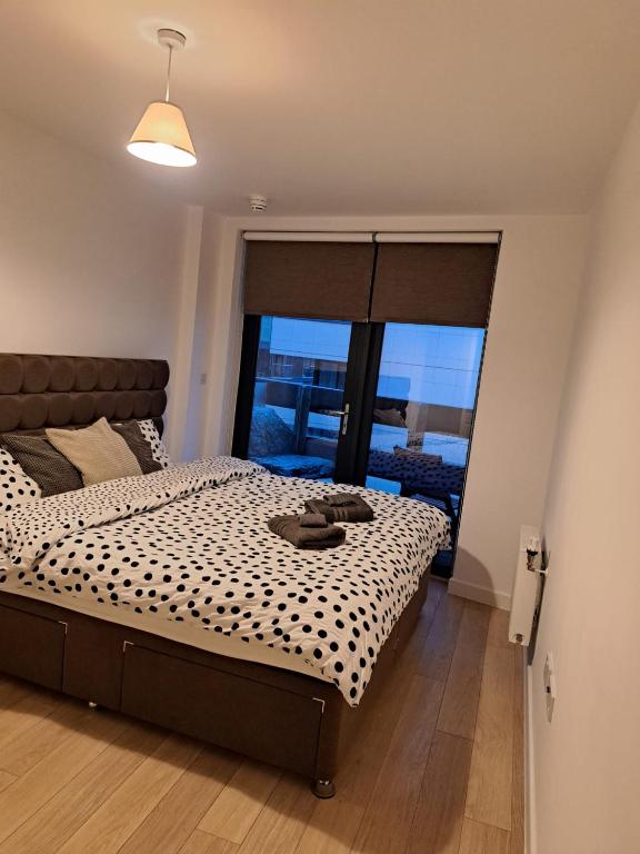 Postel nebo postele na pokoji v ubytování Amazing apartment moments away from the heart of London