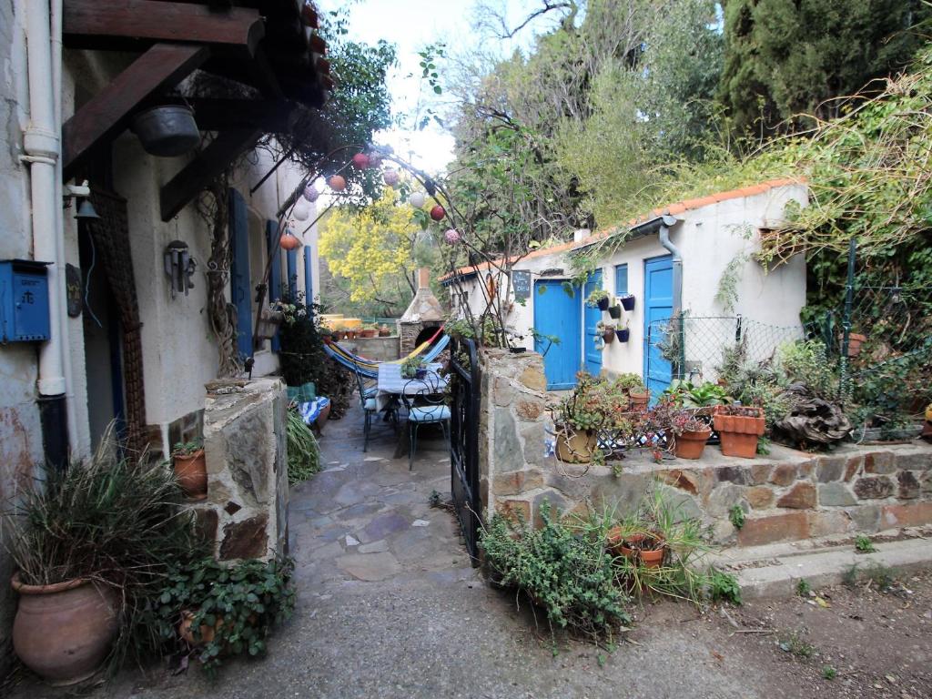 Vonkajšia záhrada v ubytovaní Maison typique climatisée avec terrasse, BBQ, et Wifi dans hameau près des plages - 5 couchages - FR-1-309-369