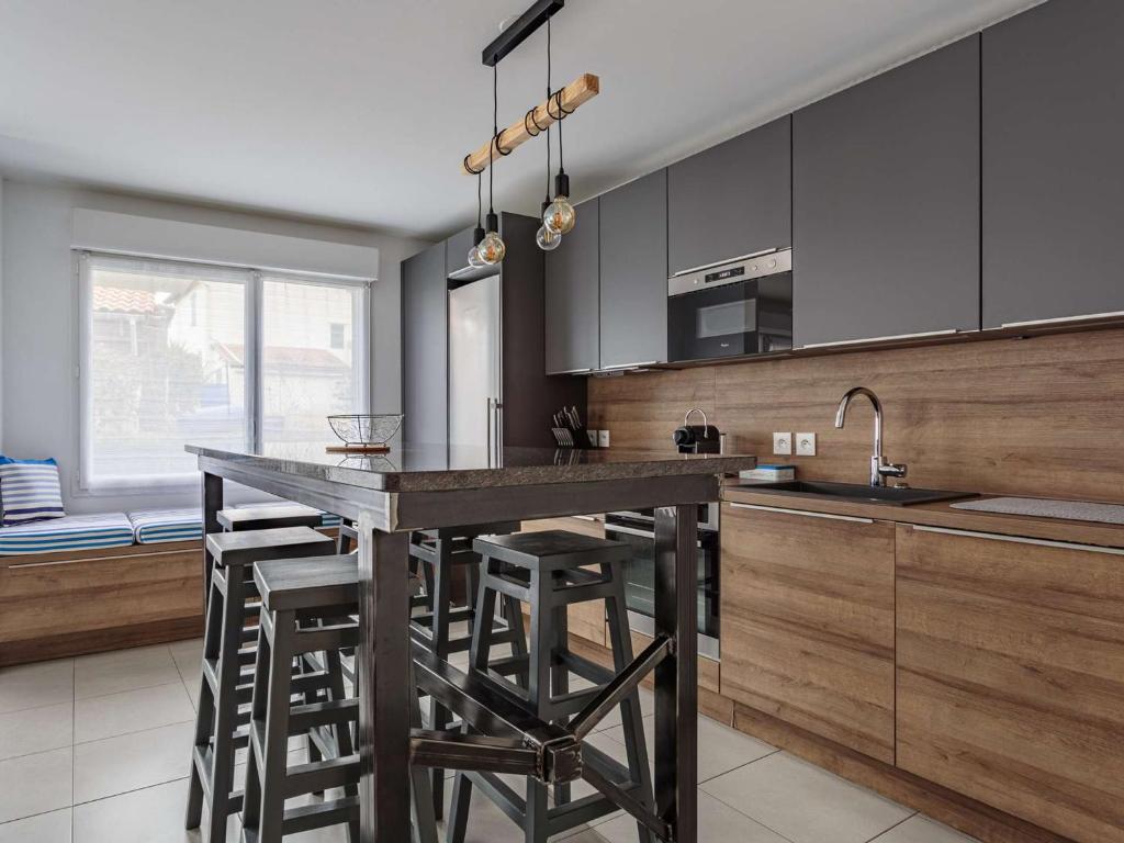 Zdjęcie z galerii obiektu Appartement moderne avec terrasse - entre ville et plage, 3 chambres et parking à Anglet - FR-1-3-583 w mieście Anglet