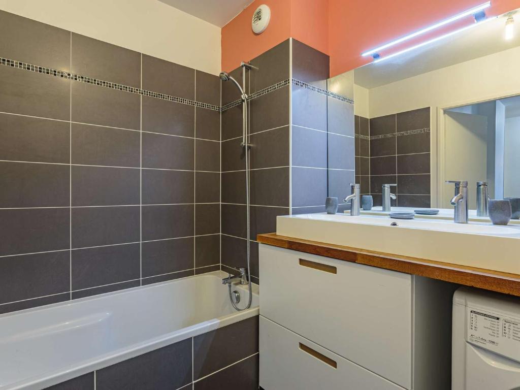 Zdjęcie z galerii obiektu Appartement moderne avec terrasse - entre ville et plage, 3 chambres et parking à Anglet - FR-1-3-583 w mieście Anglet
