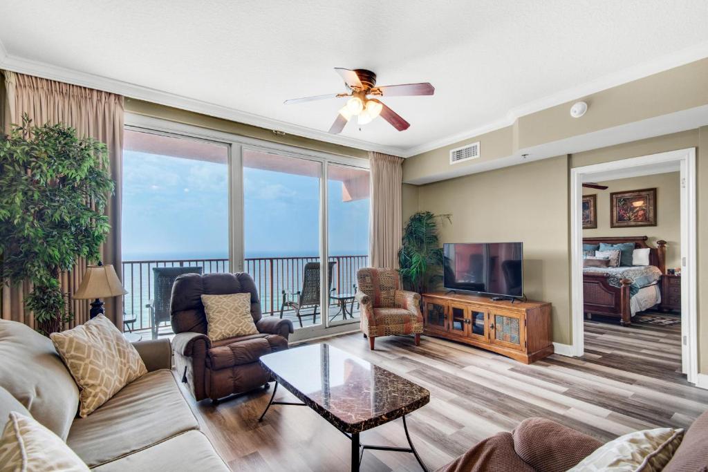 uma sala de estar com um sofá e uma televisão em Shores of Panama 2112 em Panama City Beach