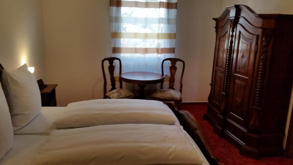 Postel nebo postele na pokoji v ubytování Hotel Dorfschenke