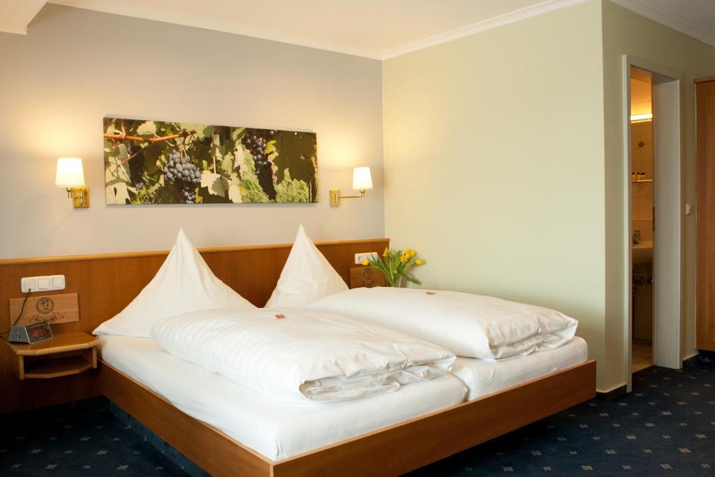 Postel nebo postele na pokoji v ubytování Landhotel Zur Bretzel