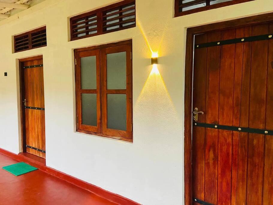 um quarto com duas janelas e uma porta em Sumudu Modern Villa em Tangalle