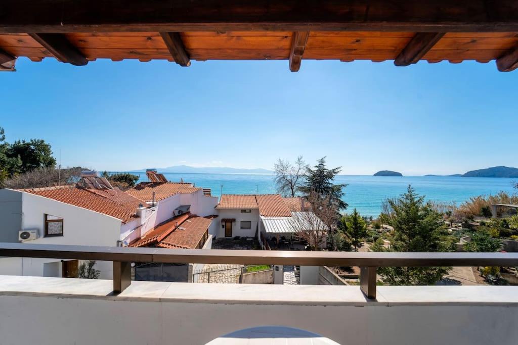 uma vista para o oceano a partir da varanda de uma casa em Veta Apartment - Seaview em PalaiónTsiflíkion
