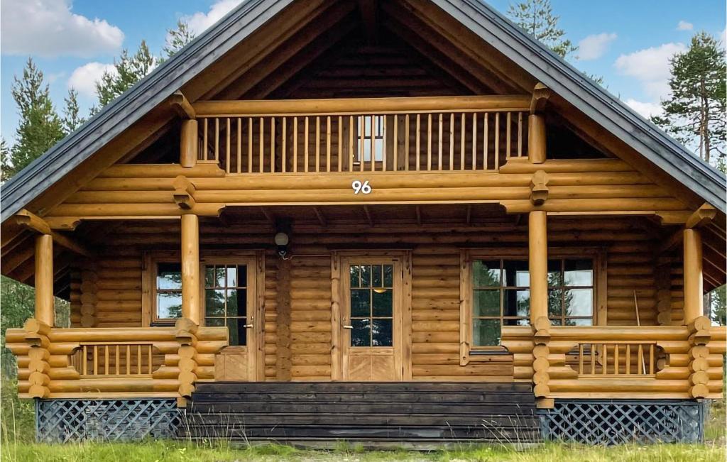 uma cabana de madeira com um telhado de gambrel em Cozy Home In Slen With Sauna em Stöten