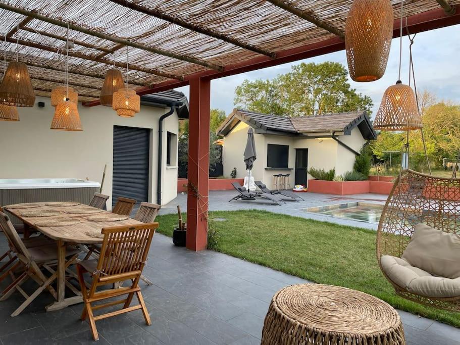 Zdjęcie z galerii obiektu Villa 5 chambres avec piscine, jacuzzi, terrain. w mieście Ambronay