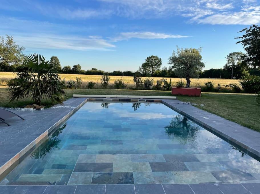 Zdjęcie z galerii obiektu Villa 5 chambres avec piscine, jacuzzi, terrain. w mieście Ambronay
