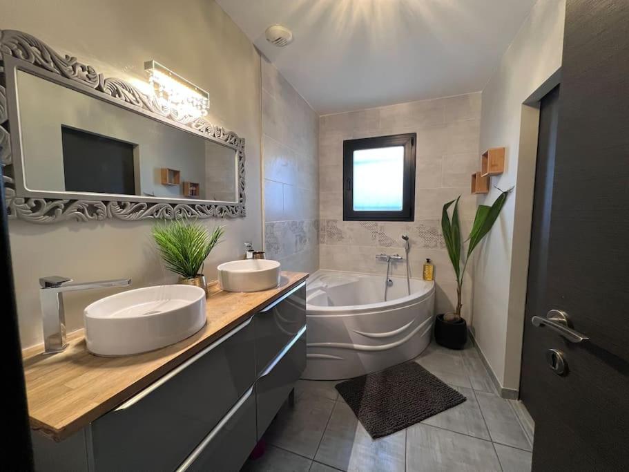 Zdjęcie z galerii obiektu Villa 5 chambres avec piscine, jacuzzi, terrain. w mieście Ambronay