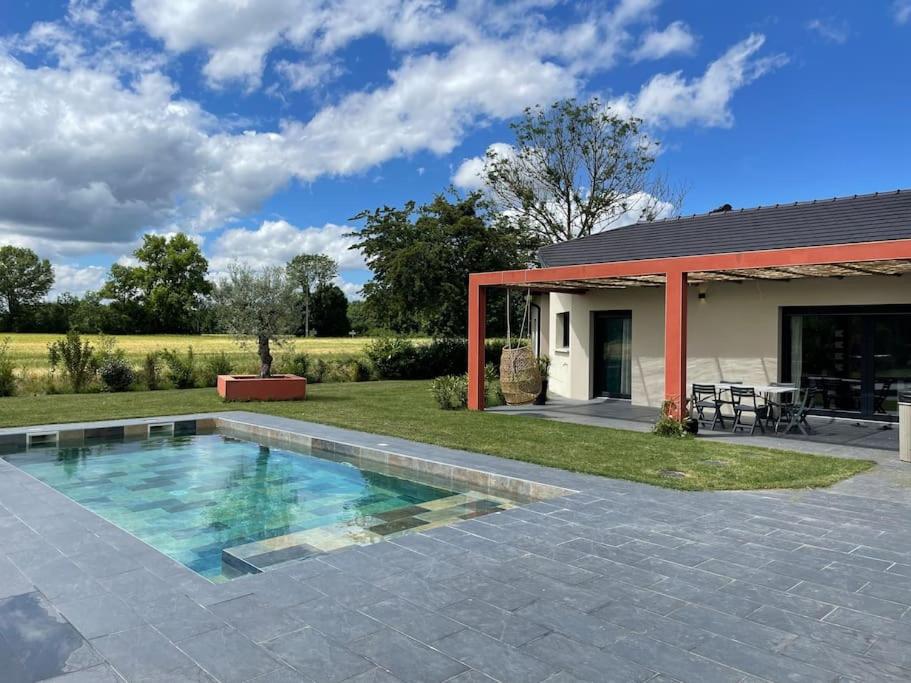 Zdjęcie z galerii obiektu Villa 5 chambres avec piscine, jacuzzi, terrain. w mieście Ambronay