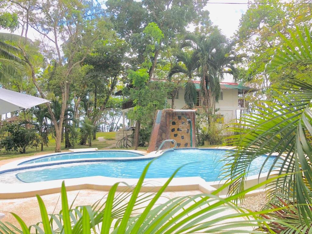 - une piscine avec toboggan dans la cour dans l'établissement Santander Pebble Beach Resort, à Santander