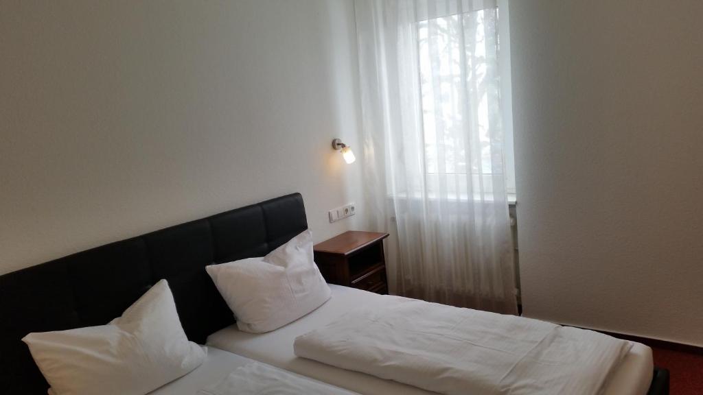 Postel nebo postele na pokoji v ubytování Hotel Dorfschenke