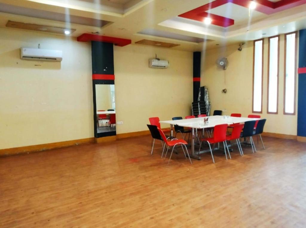 Habitación grande con mesa y sillas. en Castle Inn & Restaurant, Shivpuri, en Shivpurī